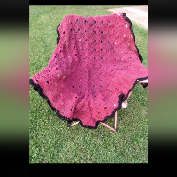 Square crocheted blanket in plum, magenta and black - Picture 2 of 3